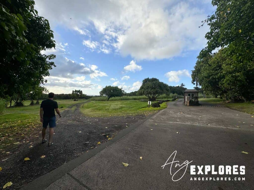 Road to Kipahulu Campground from entrance station