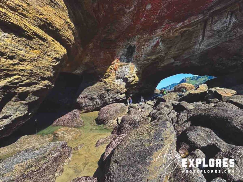 fallen rocks inside devil's punchbowl