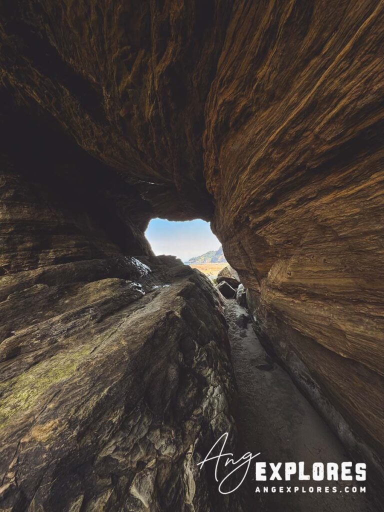 narrow opening into devils punchbowl