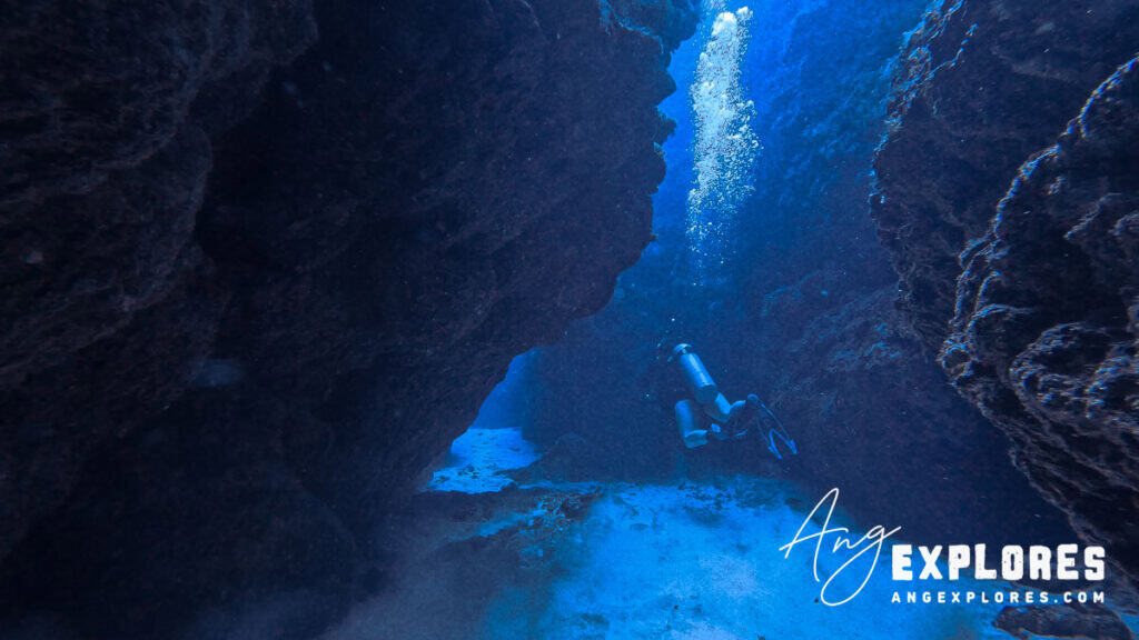 diving the chimney in belize